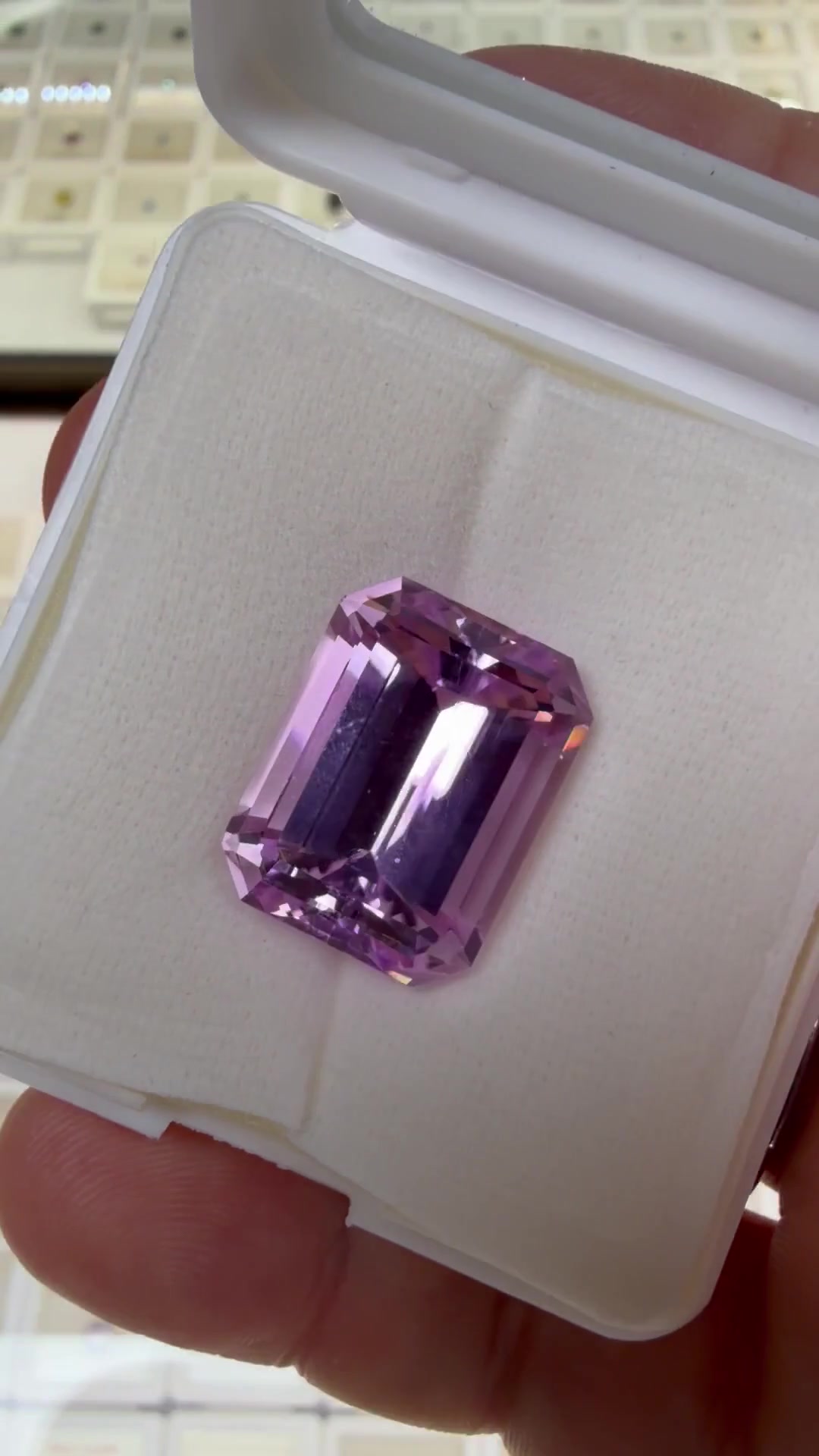 Großer Kunzit im Emerald-Cut