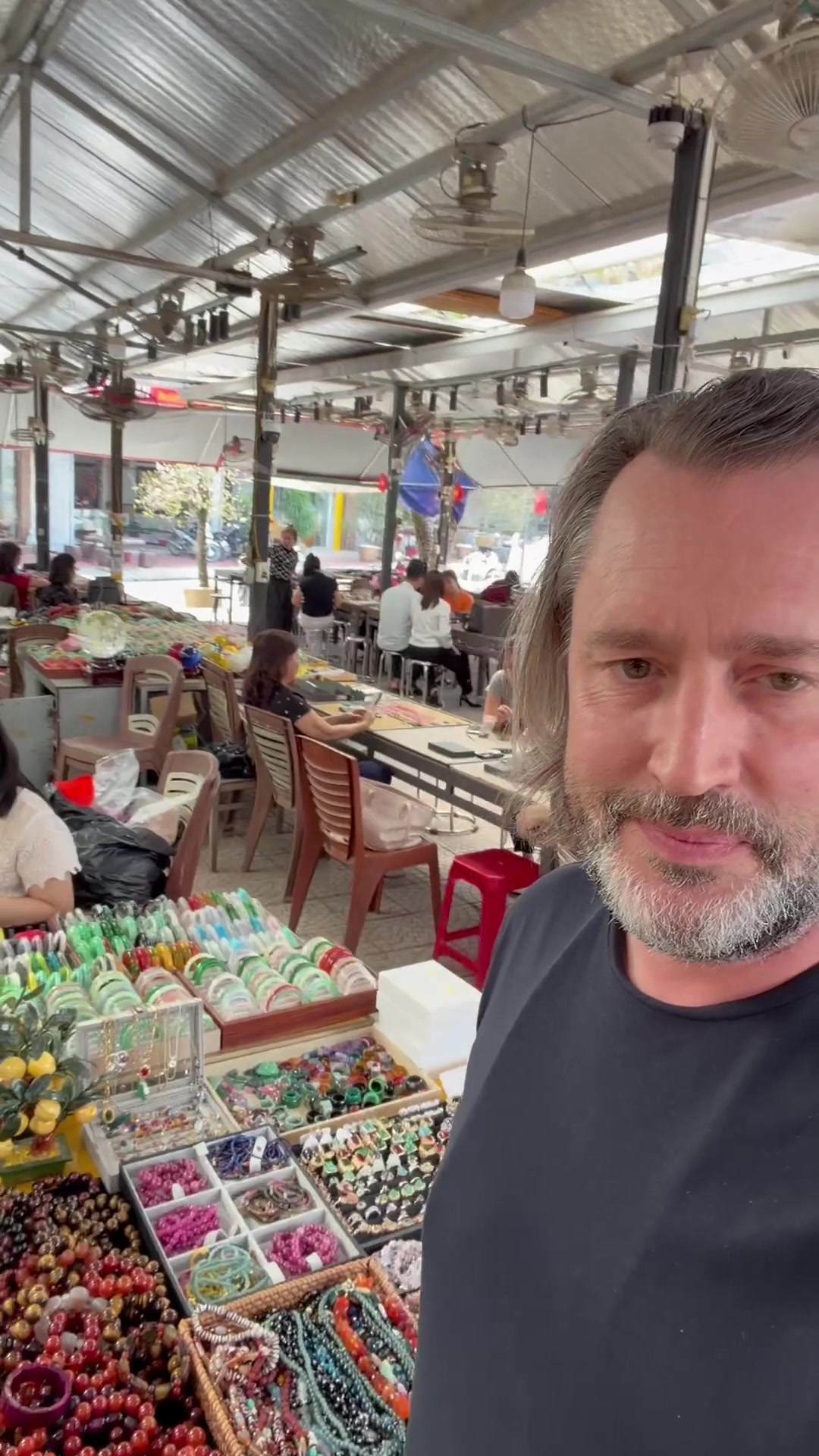 Max Hemmerle auf dem Edelsteinmarkt in Südostasien