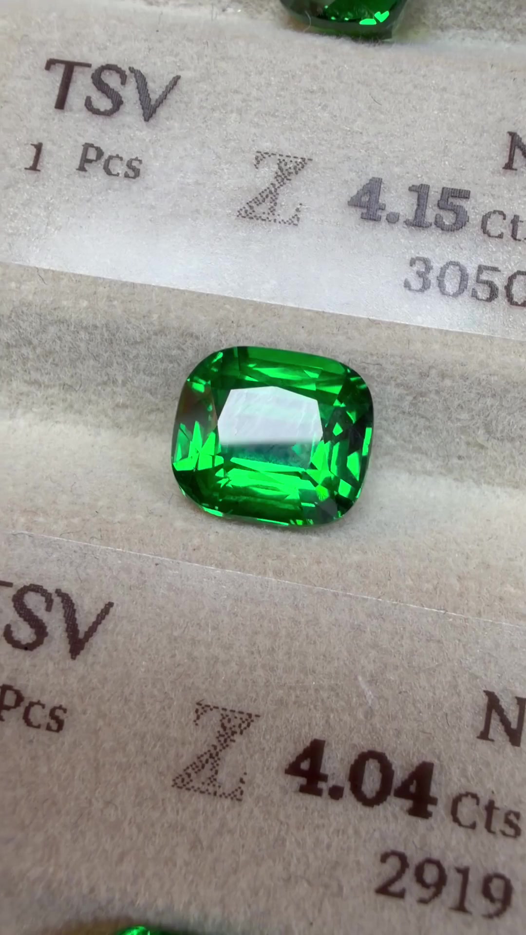 Tsavorit – leuchtend grüner Granat