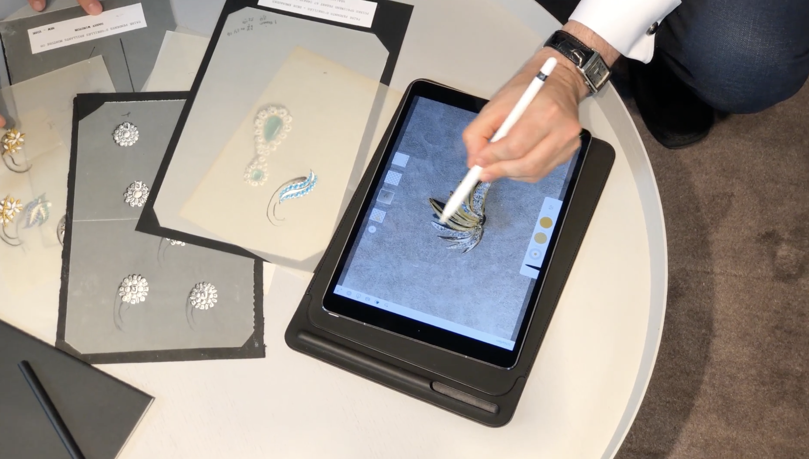 Historische Gouachen neben digitalem Design auf dem iPad – Juwelierhandwerk von gestern und heute bei MXHM